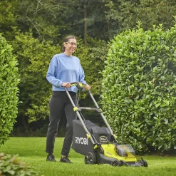 Ryobi PLÆNEKLIPPER AKKU 18V MED BATTERI OG LADER^ Plæneklippere