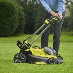 Ryobi PLÆNEKLIPPER AKKU 18V MED BATTERI OG LADER^ Plæneklippere